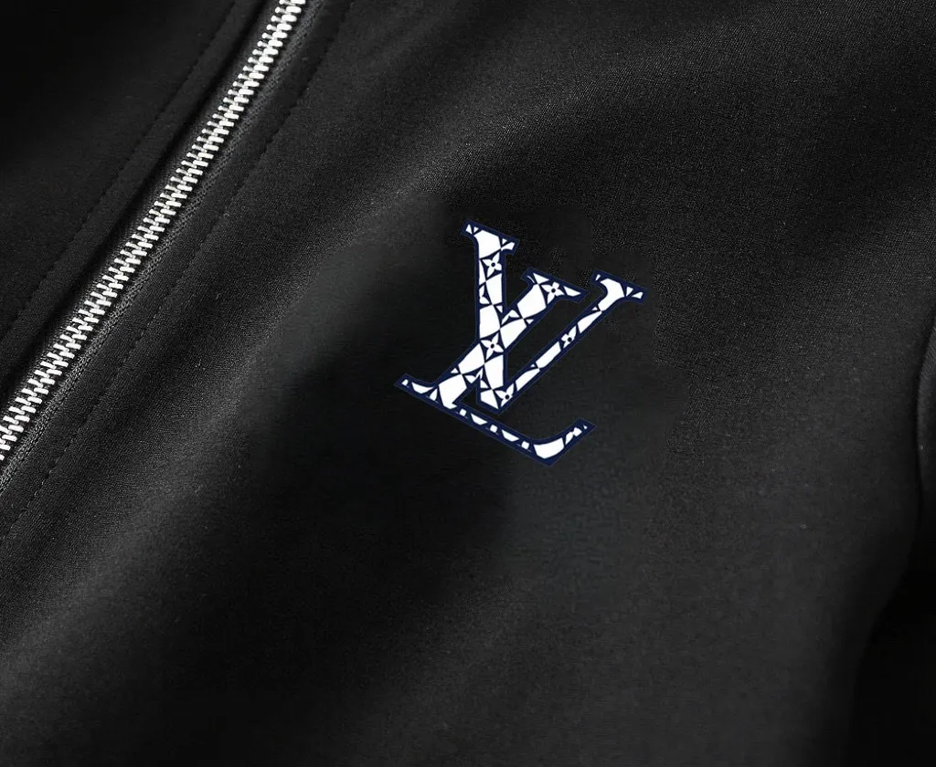🅿️460 Directly approved brand [LV Louis Vuitton] (velvet and thickened) 2025 autumn and winter new products, celebrities' favorite fashionable casual suits, clean and neat tailoring, full of urban style. Made of high-quality custom fabrics, the inner warmth is excellent, the hand feels soft and dry, and the upper body effect is crisp and stylish. The three-dimensional cutting process and the pattern are all of high standards, and the silhouette version has the right benefits! It is not tight at all, and you feel good when you wear it. So many top-quality raw materials create high-end products with unparalleled value. It is the first choice for high-end fashion people. (Size: M-4XL can wear up to 200 pounds)